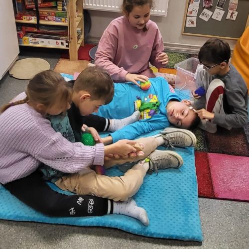 Realizacja wyzwania sensorycznego- propriocepcja w ramach programu edukacyjnego „Sensosmyki- 6 edycja”. Realizacja wyzwania sensorycznego- propriocepcja w ramach programu edukacyjnego „Sensosmyki- 6 edycja”.